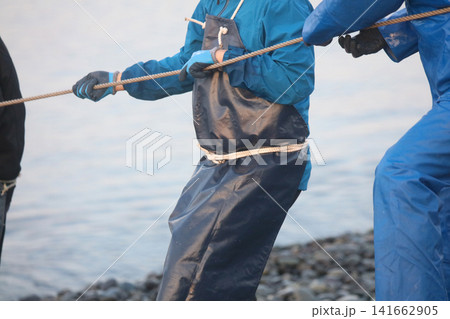 海岸から網を引く漁師 海岸から網を引く漁師 141662905