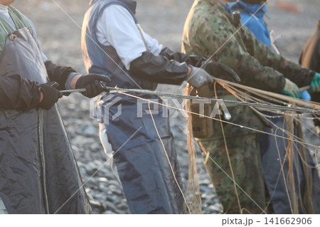 海岸から網を引く漁師 海岸から網を引く漁師 141662906