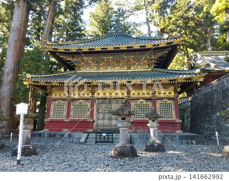 日光東照宮 輪蔵の精緻な装飾と境内風景|栃木県日光市 日光東照宮 輪蔵の精緻な装飾と境内風景|栃木県日光市 141662992