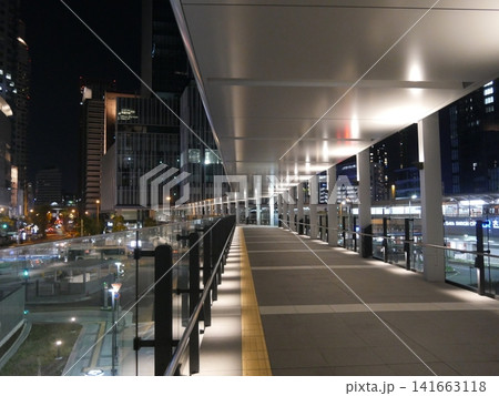 誰もいない夜の大阪駅桜橋口付近の歩道橋 誰もいない夜の大阪駅桜橋口付近の歩道橋 141663118