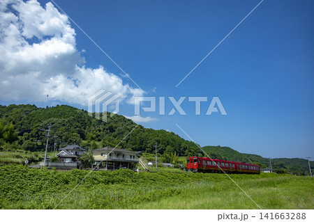 夏空の下走る赤いローカル線 夏空の下走る赤いローカル線 141663288