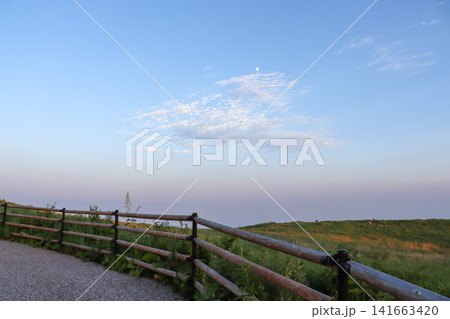 愛媛・四国カルスト 夏の牧草地と月の風景 愛媛・四国カルスト 夏の牧草地と月の風景 141663420