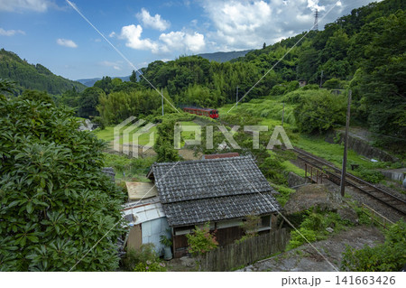 山里を走る赤いローカル線と夏空 山里を走る赤いローカル線と夏空 141663426