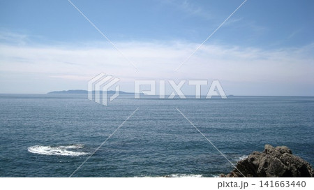 青い海と奇岩と島と青空 青い海と奇岩と島と青空 141663440
