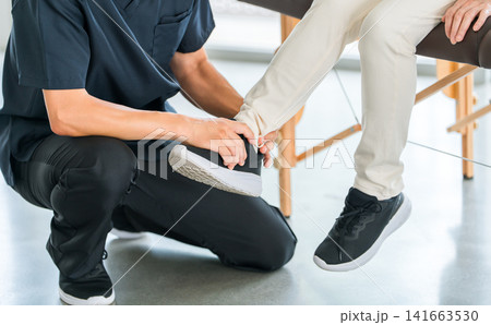 病院,整形外科で足の怪我のリハビリ治療を受けるシニア女性と医師,理学療法士 病院,整形外科で足の怪我のリハビリ治療を受けるシニア女性と医師,理学療法士 141663530