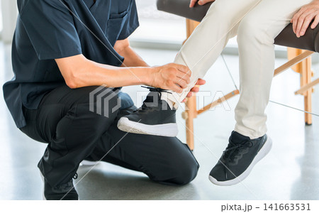 病院,整形外科で足の怪我のリハビリ治療を受けるシニア女性と医師,理学療法士 病院,整形外科で足の怪我のリハビリ治療を受けるシニア女性と医師,理学療法士 141663531