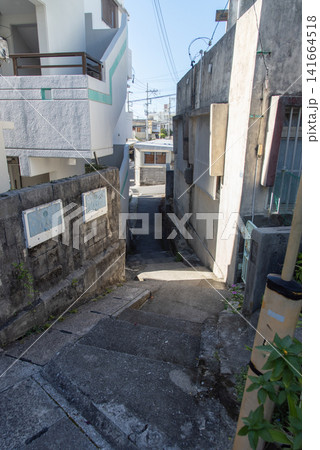 家々の影が道路にある天気の良い街の路地裏の道 家々の影が道路にある天気の良い街の路地裏の道 141664518