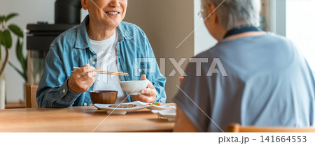 マイホームで朝食,食事をするシニア夫婦 マイホームで朝食,食事をするシニア夫婦 141664553