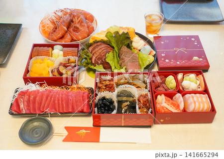 日本の伝統的なお正月料理 おせちとマグロの刺身 日本の伝統的なお正月料理 おせちとマグロの刺身 141665294
