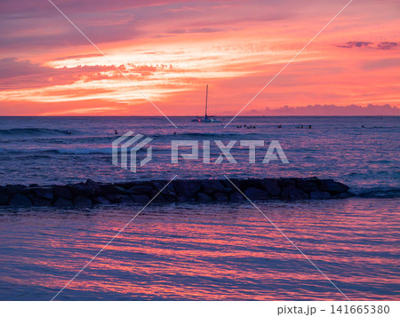 ハワイのワイキキの海に沈む夕日 ハワイのワイキキの海に沈む夕日 141665380