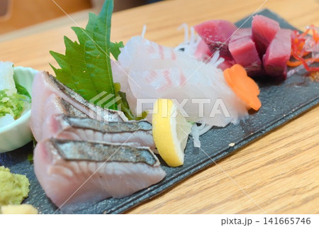 新鮮な刺身盛り合わせ 和食店の海鮮料理と日本食イメージ 新鮮な刺身盛り合わせ 和食店の海鮮料理と日本食イメージ 141665746