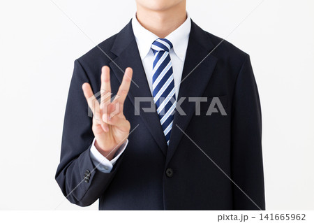 指を3本立てるスーツを着た若い男性ビジネスマン 指を3本立てるスーツを着た若い男性ビジネスマン 141665962