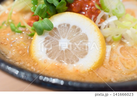 濃厚ラーメン 辛味噌トッピング レモンが彩る一杯 濃厚ラーメン 辛味噌トッピング レモンが彩る一杯 141666023