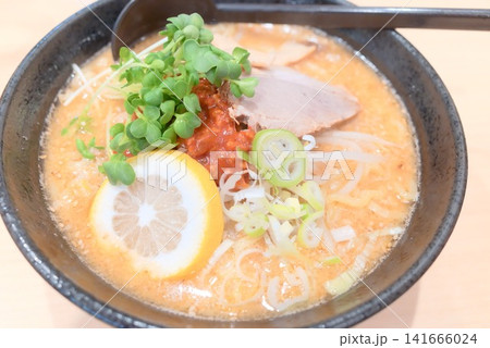濃厚ラーメン 辛味噌トッピング チャーシューとレモンが彩る一杯 濃厚ラーメン 辛味噌トッピング チャーシューとレモンが彩る一杯 141666024