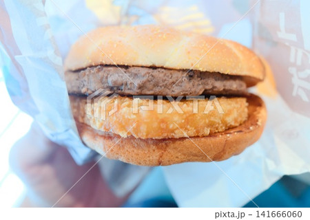 ビーフパティとハッシュポテト入りハンバーガーのクローズアップ 141666060