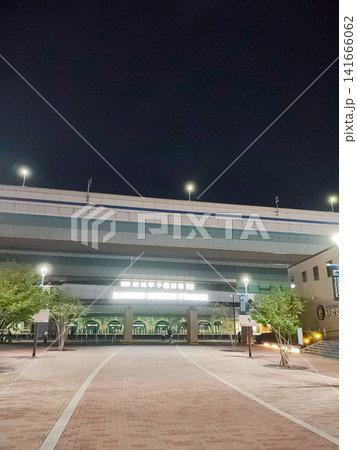 夜の阪神甲子園球場 正面入口と駅前広場の夜景（兵庫県西宮市）  141666062