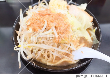 背脂たっぷりの野菜山盛り二郎系ラーメン 141666101