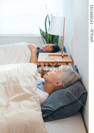 ベッドで眠るシニア夫婦（睡眠,安眠,睡眠時間,快眠） 141666191