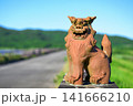 青空と緑の山を背景に堂々とたたずむ石垣島底原ダムの勇ましいシーサー像の風景 青空と緑の山を背景に堂々とたたずむ石垣島底原ダムの勇ましいシーサー像の風景 141666210