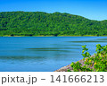 青く穏やかな湖面と深い緑の山々が広がる石垣島底原ダムの美しい風景 青く穏やかな湖面と深い緑の山々が広がる石垣島底原ダムの美しい風景 141666213