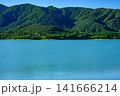 青く穏やかな湖面と深い緑の山々が広がる石垣島底原ダムの美しい風景 青く穏やかな湖面と深い緑の山々が広がる石垣島底原ダムの美しい風景 141666214