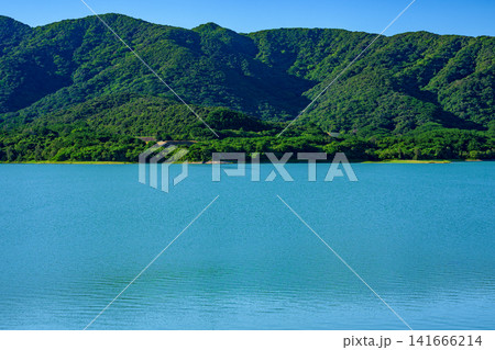 青く穏やかな湖面と深い緑の山々が広がる石垣島底原ダムの美しい風景 青く穏やかな湖面と深い緑の山々が広がる石垣島底原ダムの美しい風景 141666214