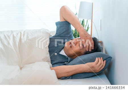 ベッドルームで寝付けないシニア男性(寝つき,寝苦しい,不眠症,睡眠の質) ベッドルームで寝付けないシニア男性(寝つき,寝苦しい,不眠症,睡眠の質) 141666334