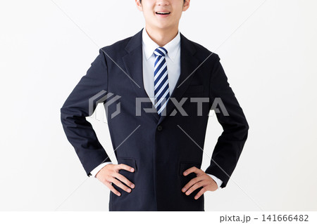 腰に手を当てるスーツを着た若い男性ビジネスマン 141666482