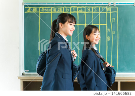 笑顔で会話しながら教室に入ってくる制服姿の小学生,中学生,高校生の女の子 笑顔で会話しながら教室に入ってくる制服姿の小学生,中学生,高校生の女の子 141666682