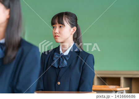 学校で勉強する日本人の中学生・高校生の女子生徒 学校で勉強する日本人の中学生・高校生の女子生徒 141666686
