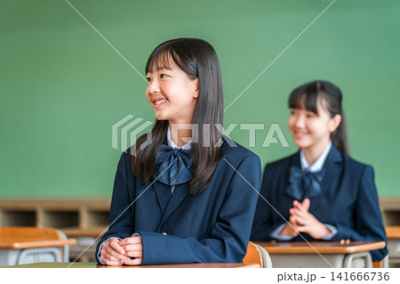 学校で勉強する日本人の中学生・高校生の女子生徒 141666736