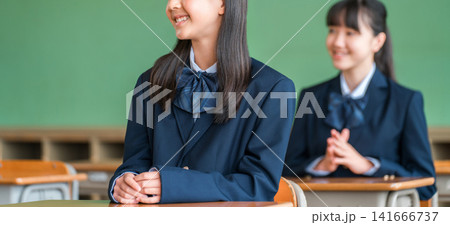 学校で勉強する日本人の中学生・高校生の女子生徒 141666737