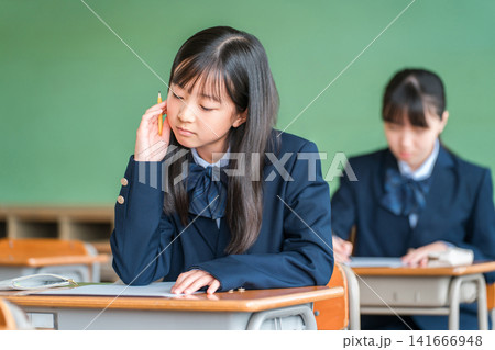 学校の教室・塾で真面目に授業で勉強する中学生,小学生 学校の教室・塾で真面目に授業で勉強する中学生,小学生 141666948