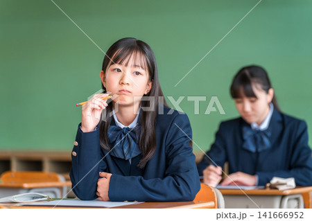 授業中にやる気がなさそうにまだの外を見る小学生,中学生,高校生の女子生徒（無気力,反抗期,不機嫌） 141666952