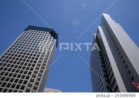 東京・天王洲の青空にそびえ立つ高層マンションとオフィスビル群のローアングル 東京・天王洲の青空にそびえ立つ高層マンションとオフィスビル群のローアングル 141666988