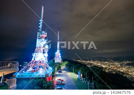 稲佐山山頂のネオンが輝く電波塔と長崎の夜景 稲佐山山頂のネオンが輝く電波塔と長崎の夜景 141667570