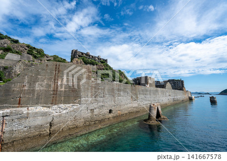 透明度の高いエメラルドグリーンの海と軍艦島の防波堤 141667578