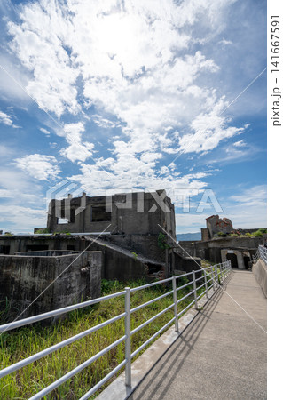安全手すりが整備された軍艦島の上陸見学通路と廃墟 安全手すりが整備された軍艦島の上陸見学通路と廃墟 141667591