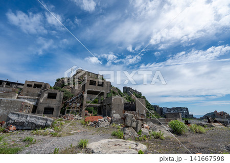 軍艦島の第二竪坑桟橋のコンクリート遺構と端島灯台 軍艦島の第二竪坑桟橋のコンクリート遺構と端島灯台 141667598