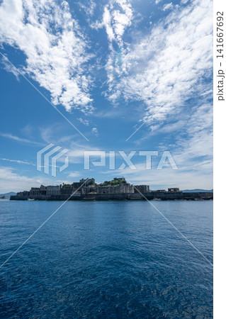 青い海原に横たわる軍艦島(端島)の遠景縦構図 青い海原に横たわる軍艦島(端島)の遠景縦構図 141667692