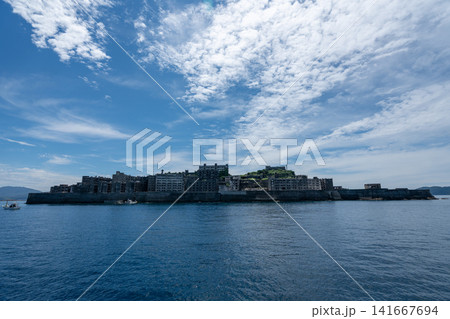 青い海原を航行する船と軍艦島の海上遠景 青い海原を航行する船と軍艦島の海上遠景 141667694