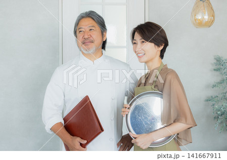 レストランを営む夫婦 レストランを営む夫婦 141667911