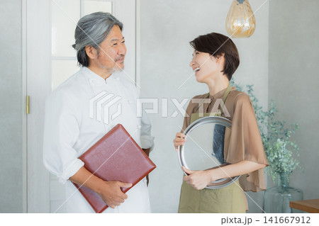 レストランを営む夫婦 レストランを営む夫婦 141667912