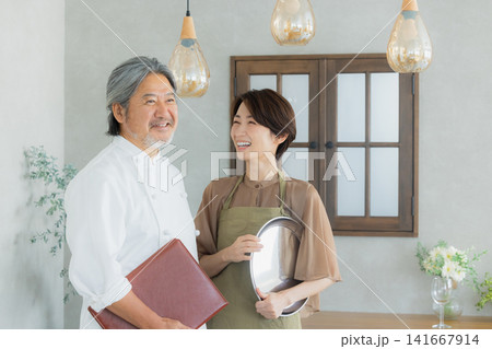レストランを営む夫婦 レストランを営む夫婦 141667914