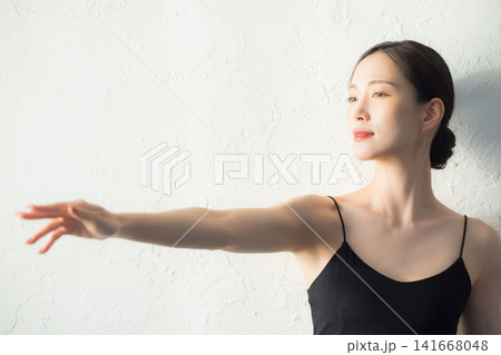ダンサーの女性 ダンサーの女性 141668048