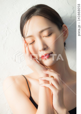 顔に手を当てる女性 顔に手を当てる女性 141668058