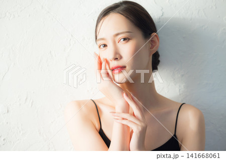 顔に手を当てる女性　 141668061