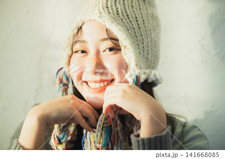 ニット帽の女性のポートレート ニット帽の女性のポートレート 141668085