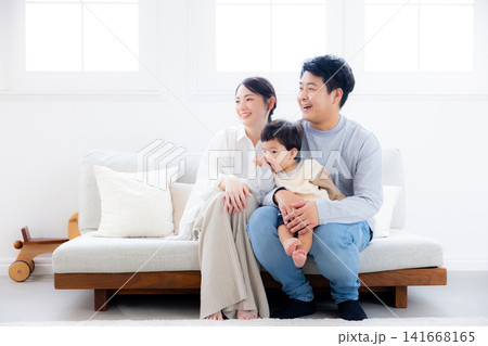 若い家族、仲良し、ソファー、親子、幸せ、あったか家族 141668165