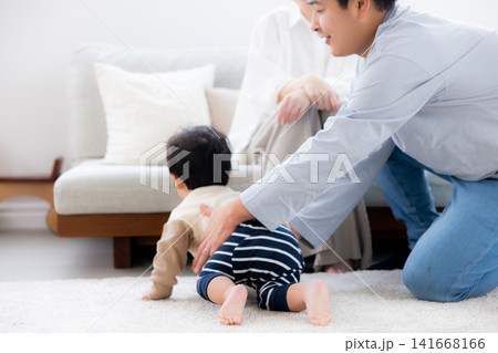 若い家族、仲良し、ソファー、親子、幸せ、あったか家族 若い家族、仲良し、ソファー、親子、幸せ、あったか家族 141668166